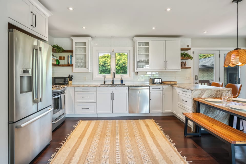 Kitchen: Fridge, freezer, gas stove/oven, dishwasher, eat in dining area/bar