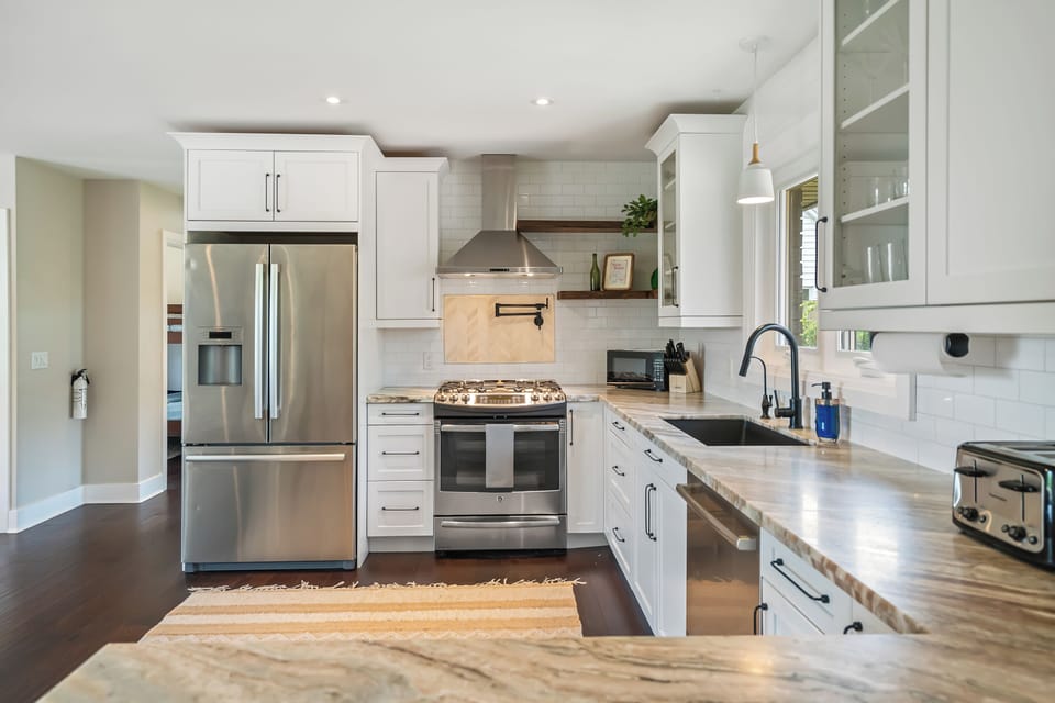 Kitchen: Fridge, freezer, gas stove/oven, dishwasher, eat in dining area/bar