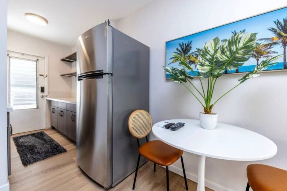 From palm prints to peaceful bites, this charming nook brings vacation vibes to every meal.