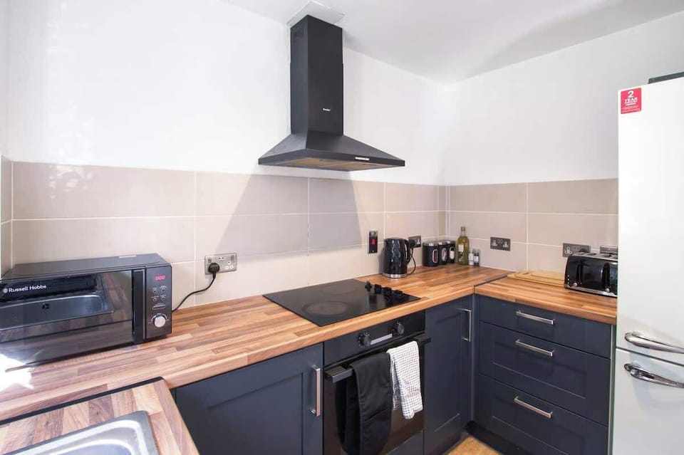 Modern Kitchen: Fully equipped with oven, hob, microwave, kettle, and toaster – perfect for cooking during your stay.
