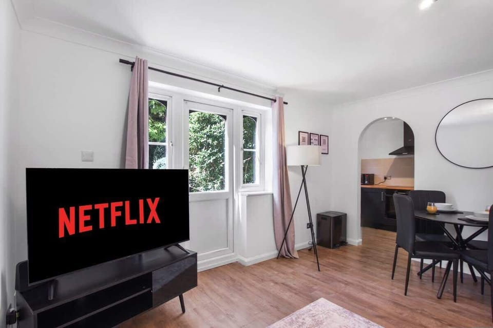 Bright Living Room: Relax on the comfortable sofa and enjoy your favourite shows on the Smart TV.