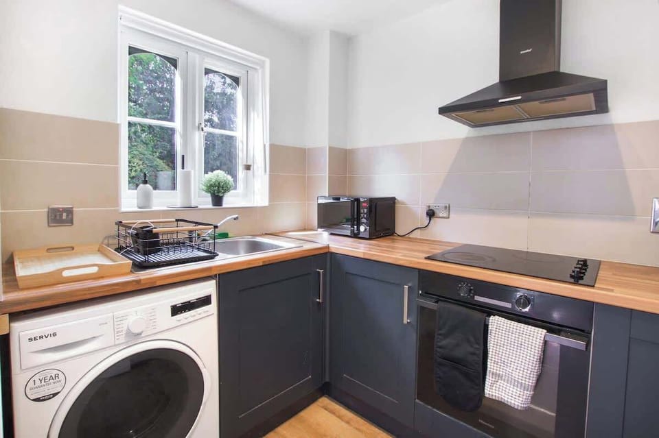 Modern Kitchen: Fully equipped with oven, hob, microwave, kettle, and toaster – perfect for cooking during your stay.

