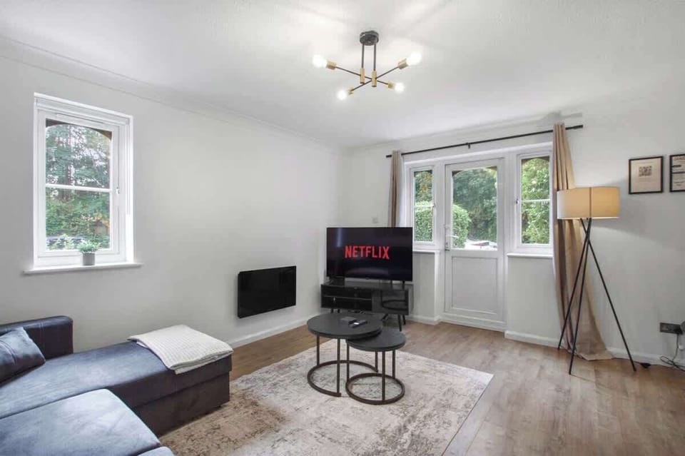 Bright Living Room: Relax on the comfortable sofa and enjoy your favourite shows on the Smart TV.