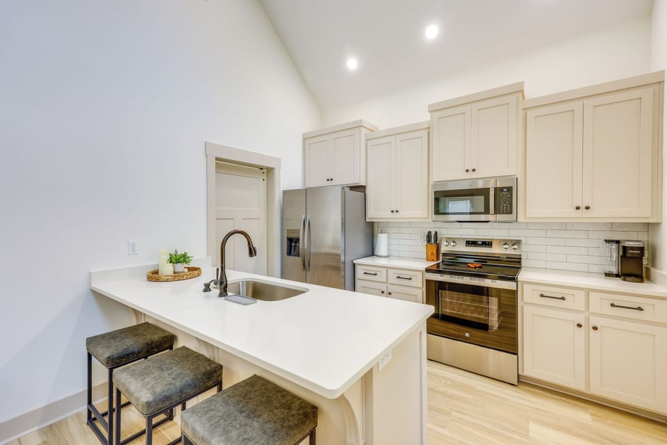 Kitchen | Dishwasher | Dishware/Flatware Provided