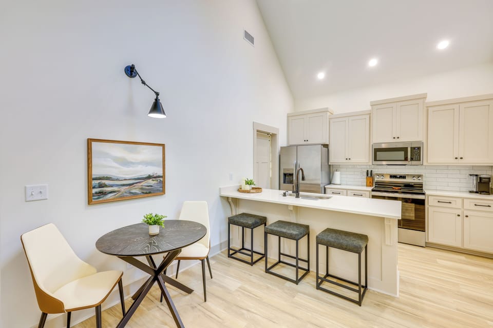 Kitchen | Dining Table | Free WiFi | Central Air Conditioning/Heat