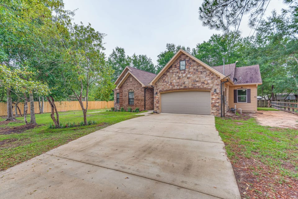Property Exterior | Single-Story Home | Large Yard