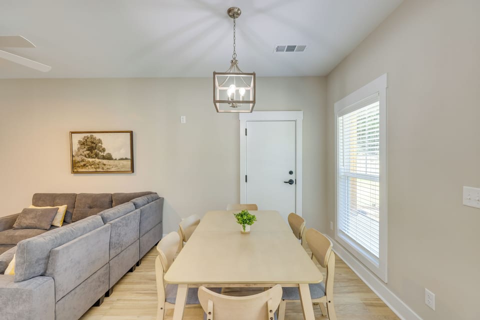 Dining Area | Dishware/Flatware Provided