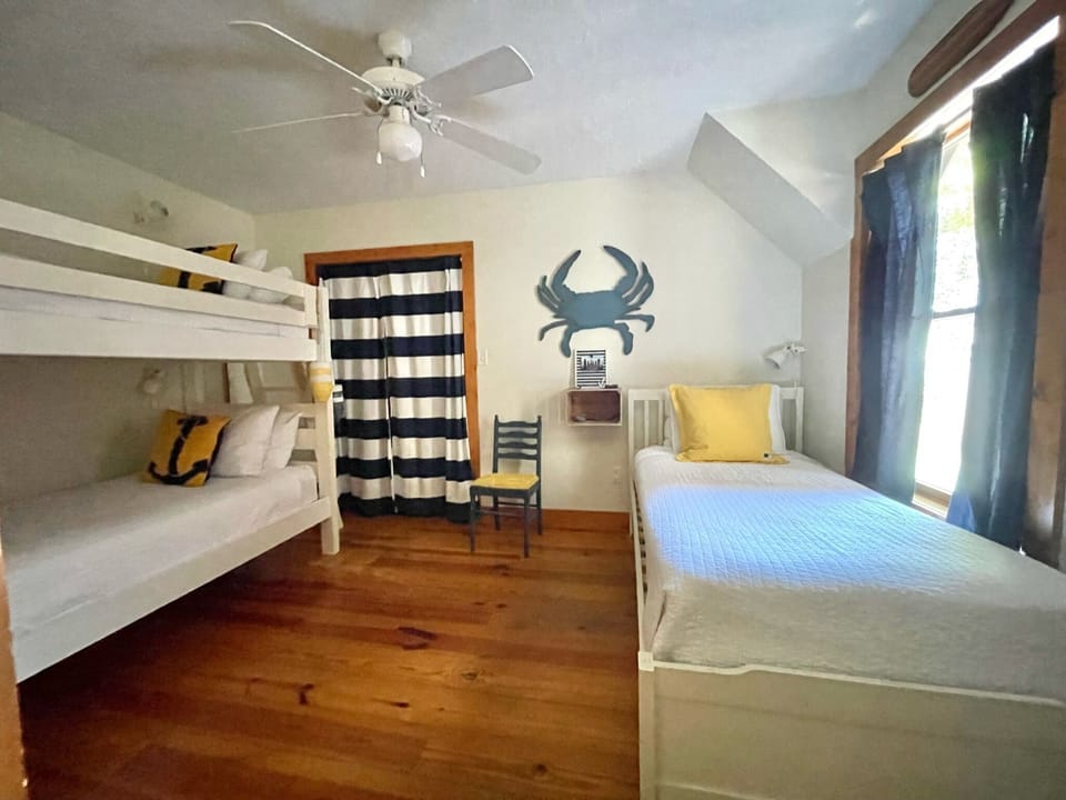 Lodge - "Crab Quarters" w/ bunk bed, day bed, & trundle