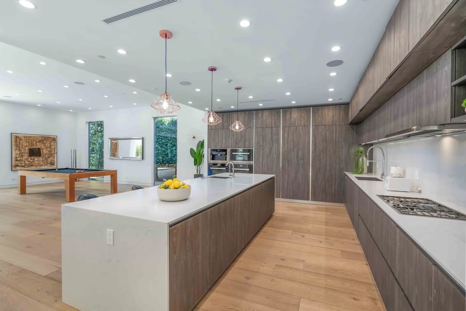 Fully Equipped Kitchen: Oven, Microwave, Coffee Maker, Fridge, Freezer,Ice maker