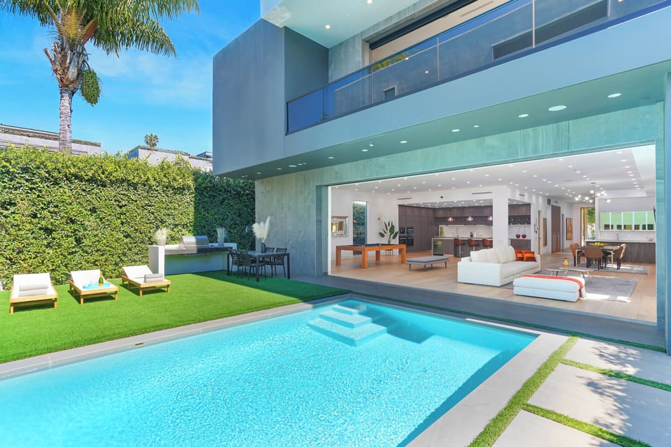 Villa Pasha b:y LuxJB: Gated & hedged for complete privacy.