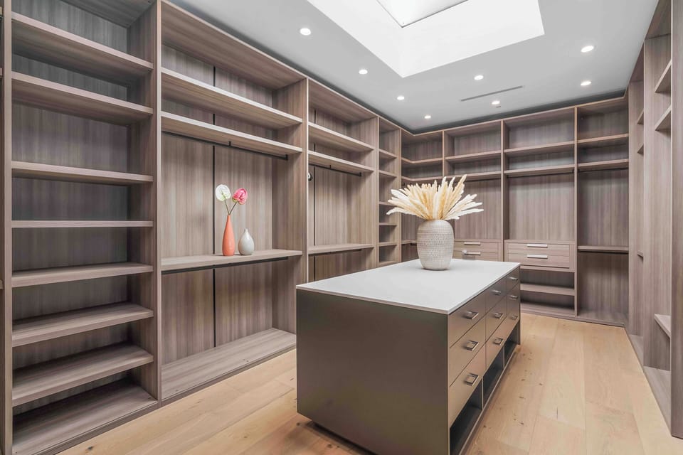 MASTER BEDROOM’S WALK-IN CLOSET
