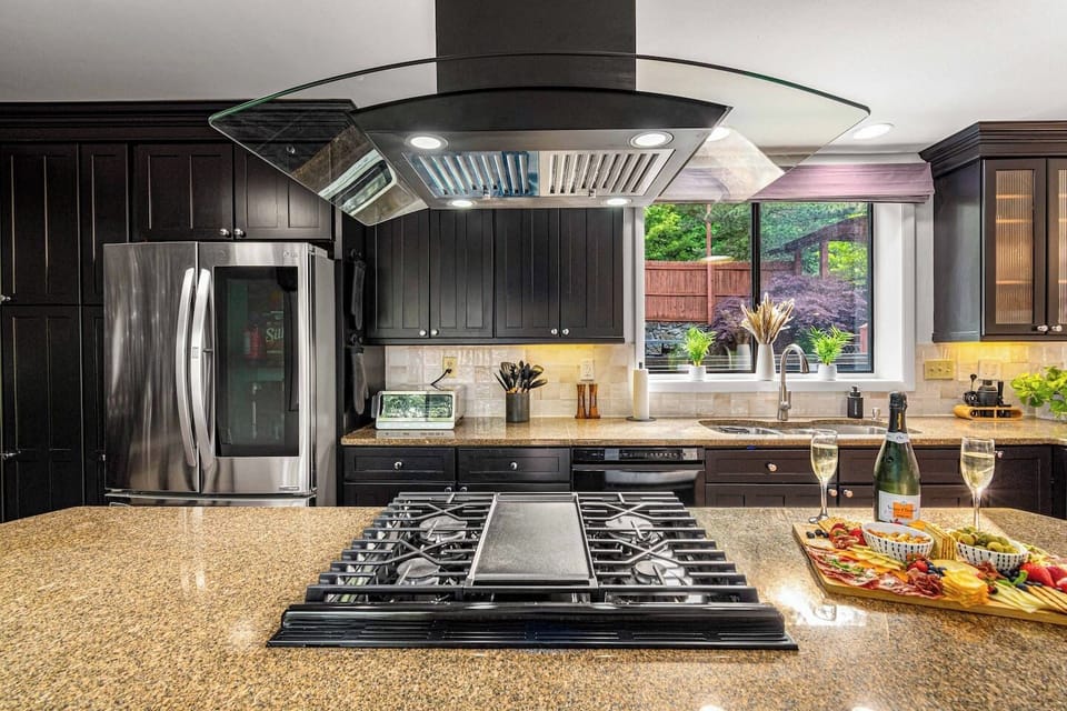 [Kitchen] ✨✨Enjoy the 4-burner gas stove along with a grill and oven. You will have everything you need to make a memorable meal!✨✨