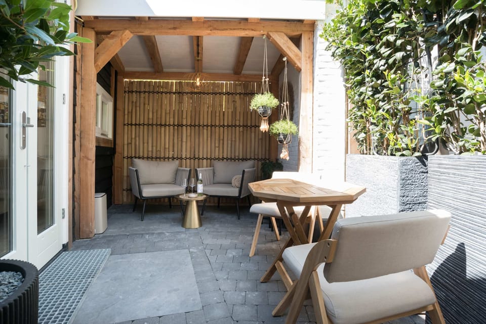 Complete privacy, elegant paving, and a relaxed atmosphere: your very own outdoor retreat.
