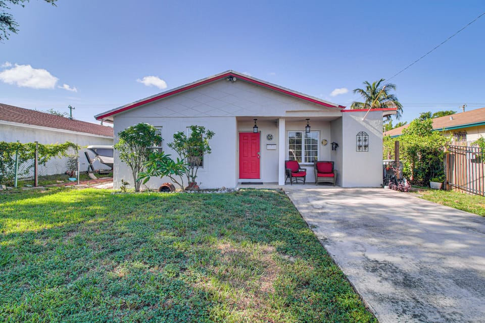 Property Exterior | Single-Story Home | Charcoal & Gas Grills