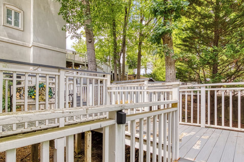 Pigeon Forge Vacation Rental "Feathers and Fur" - Entry decks