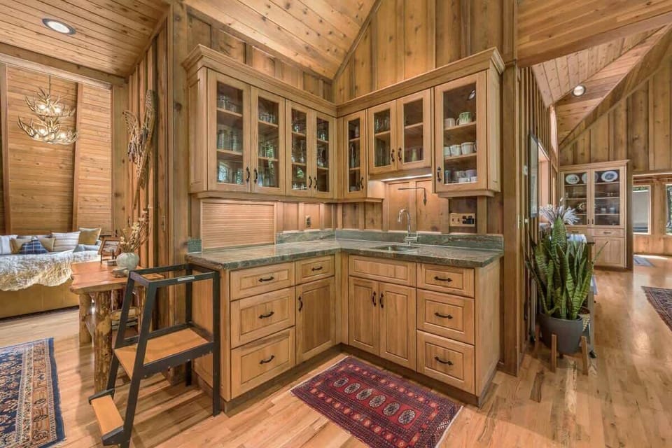 
Mix and mingle in your forest retreat! This charming wet bar area is perfect for crafting drinks and making memories.