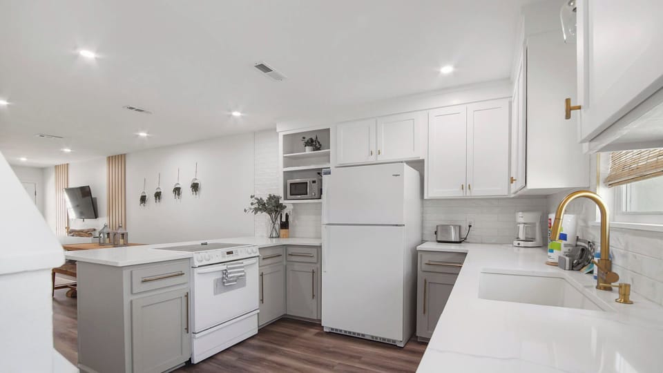 Fully stocked kitchen!