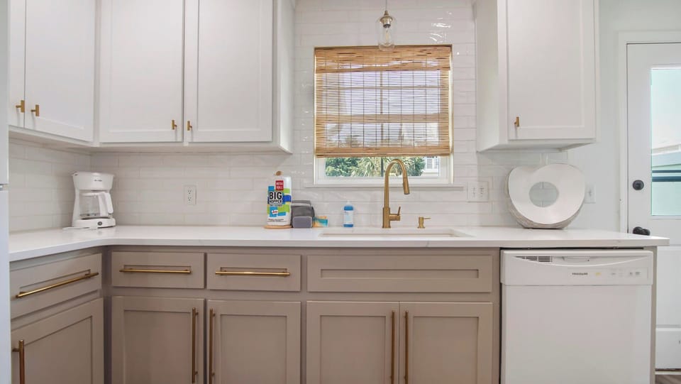 Fully stocked kitchen!
