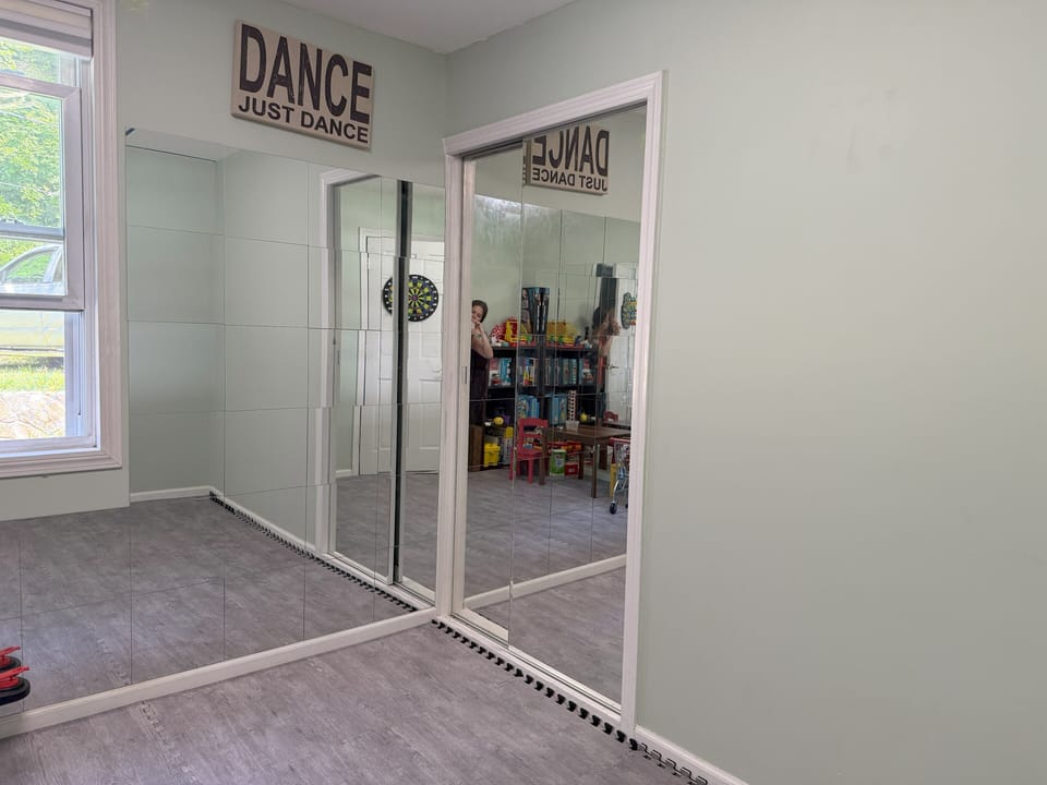 Children's Playroom / Yoga Stretch Room