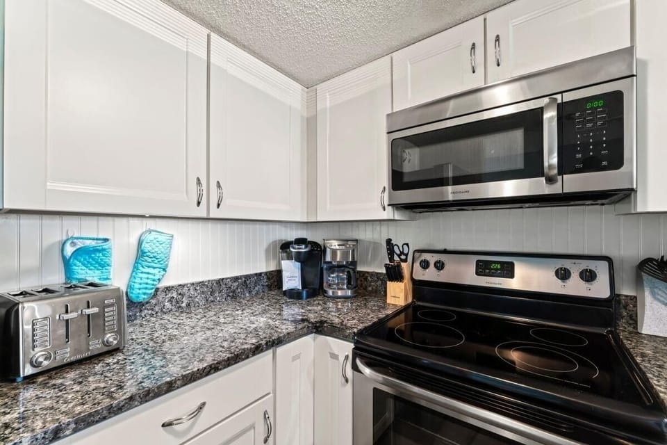 Appliance, Microwave, Oven, Indoors, Kitchen