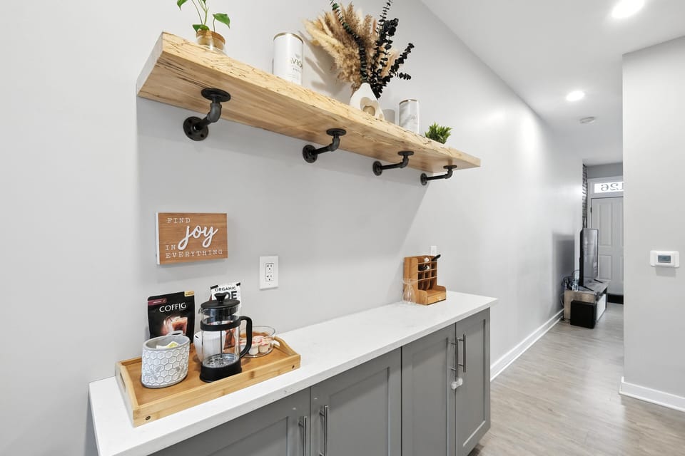 Indoors, Shelf, Hardwood, Screen, Flower