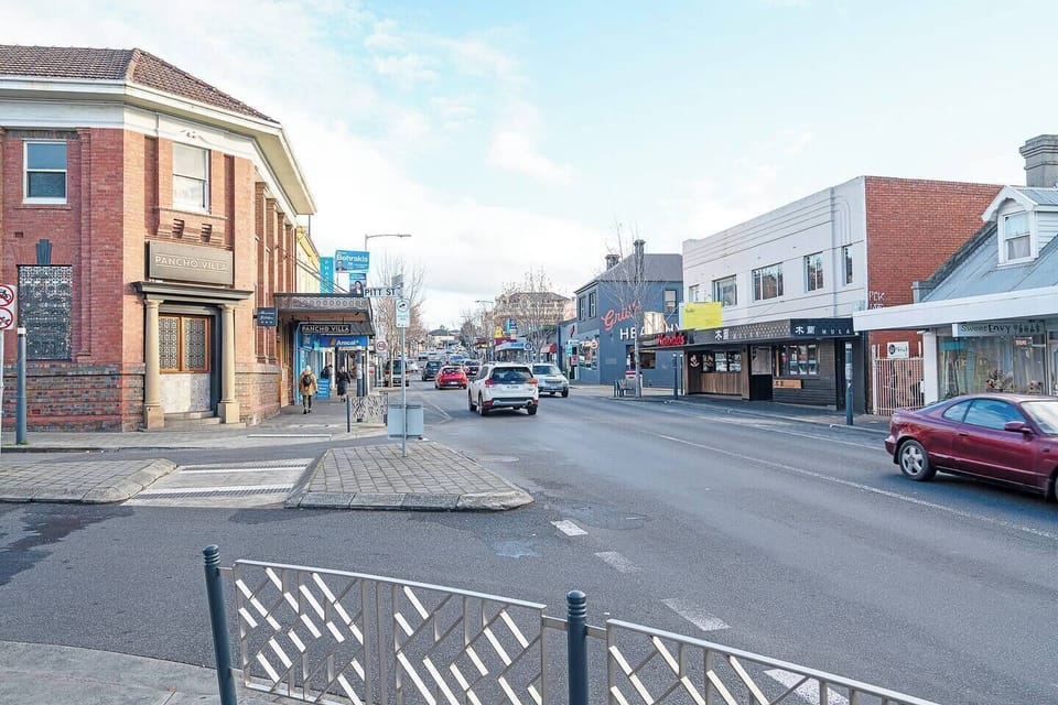 Just minutes away, explore Hobart’s lively city fringe lined with cinemas, restaurants, boutiques and heritage buildings.