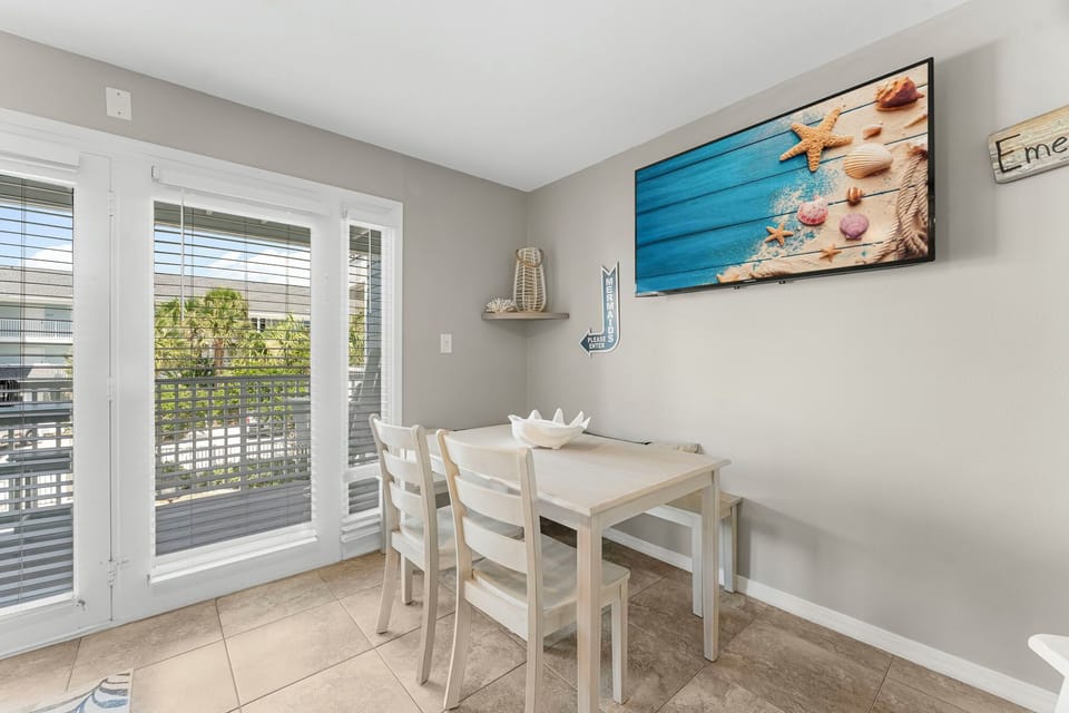 Dining for six with Gulf views, perfect for relaxing meals together