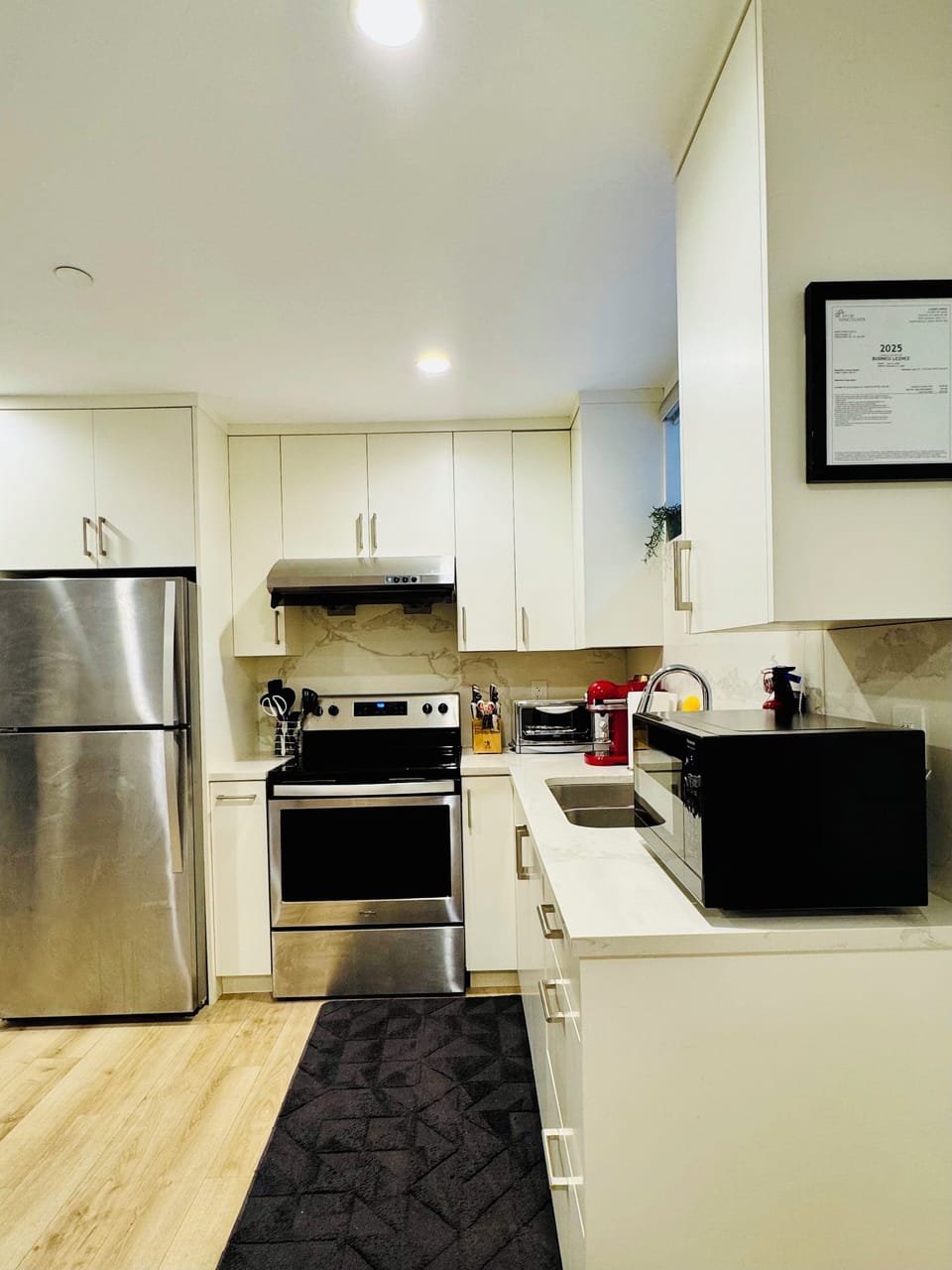 Full kitchen with Nespresso, microwave, toaster oven, airfryer, rice cooker