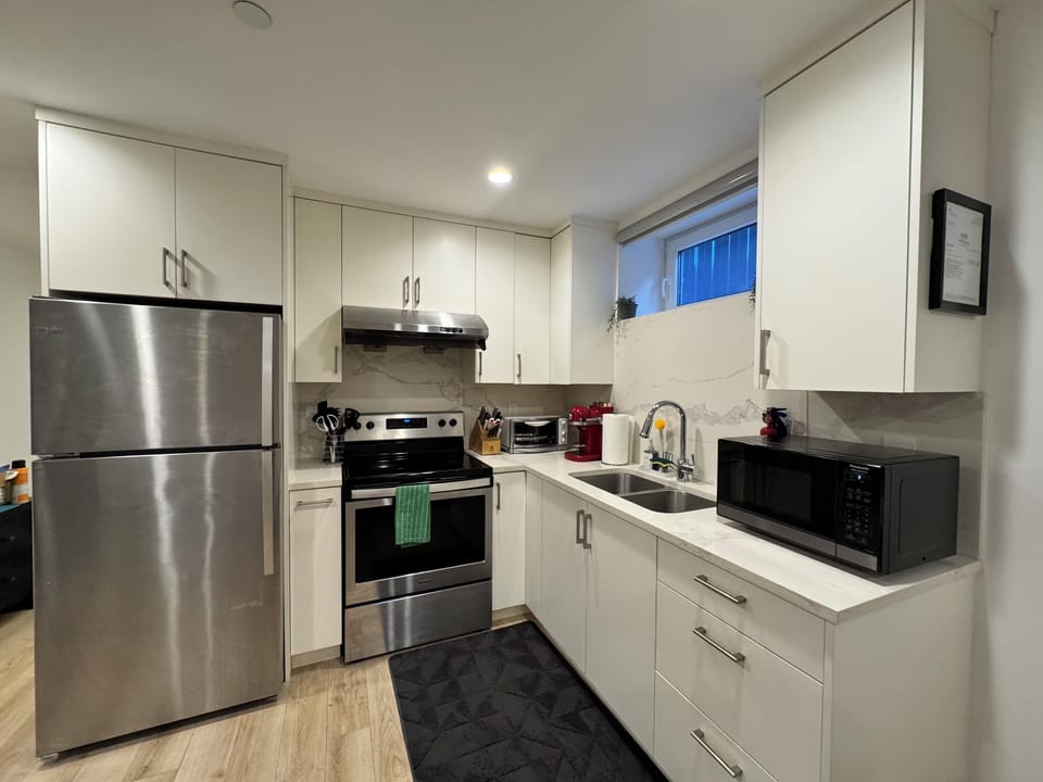 Full kitchen with Nespresso, microwave, toaster oven, airfryer, rice cooker