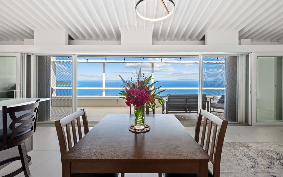 Dining for 4 overlooking the patio and ocean