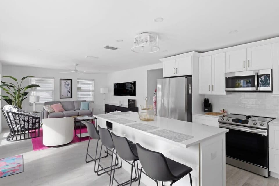 Kitchen: Bright, airy space perfect for cooking up seaside meals and making memories!