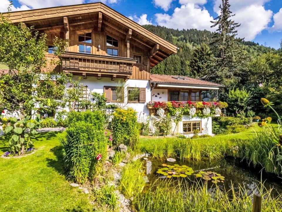 House, Shrub, Cottage, Home, Garden, Roof, Groundcover, Estate, Farmhouse, Spring