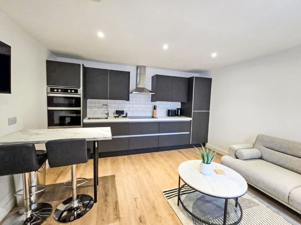 Flooring, Furniture, Interior Design, Floor, Wood, Ceiling, Cabinetry, Lighting, Room, Apartment