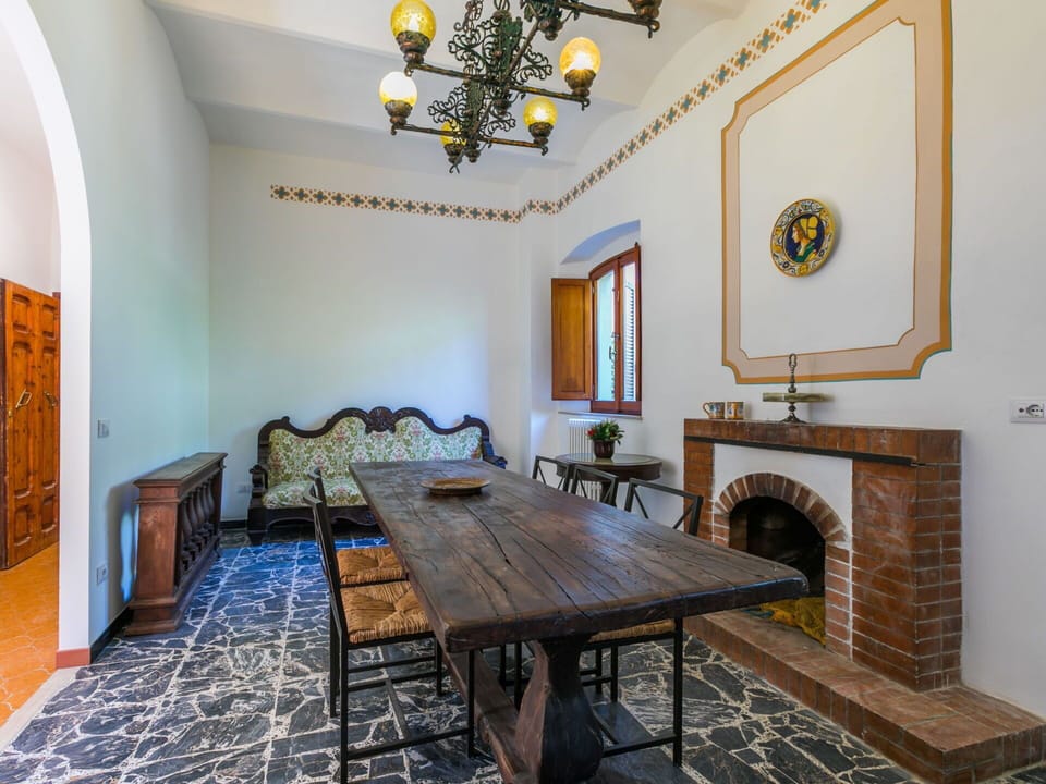Wall, Wood, Flooring, Interior Design, Furniture, Floor, Ceiling, Lighting, Room, Wood Stain