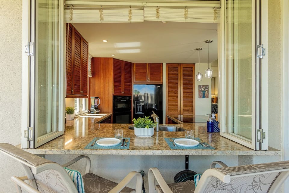Bonus Bar Top on the Lanai w/Passthrough to Kitchen