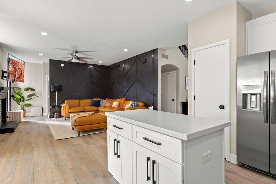 Open-concept kitchen and living area, perfect for hosting dinner parties. 