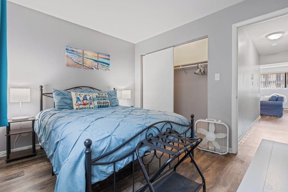 Bedroom 2- Queen size bed