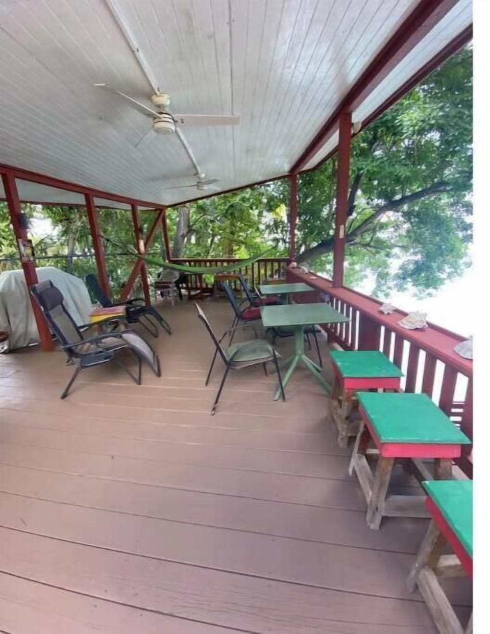 Bottom deck