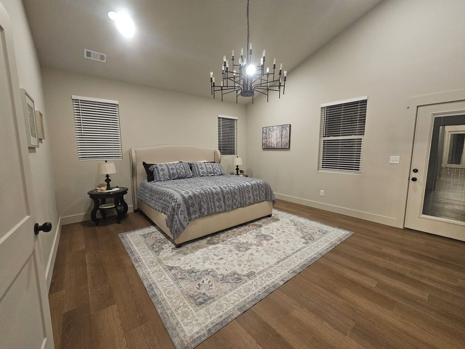 BED 1 KING - EXTRA LARGE ROOM
