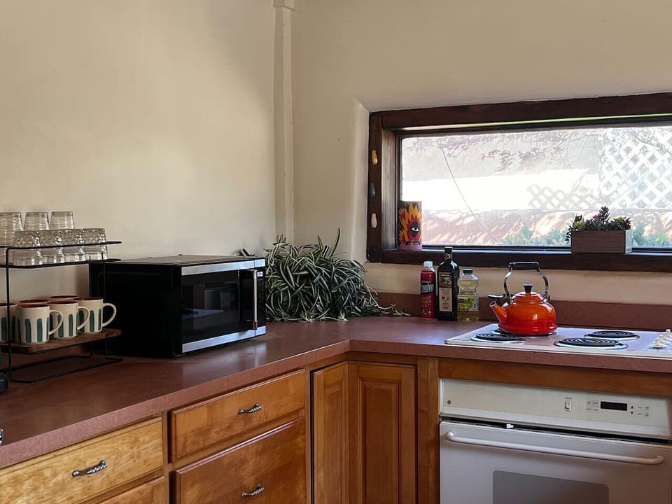 Kitchen - Modern Appliances: Microwave, Oven/Stovetop, Fridge, and MORE!