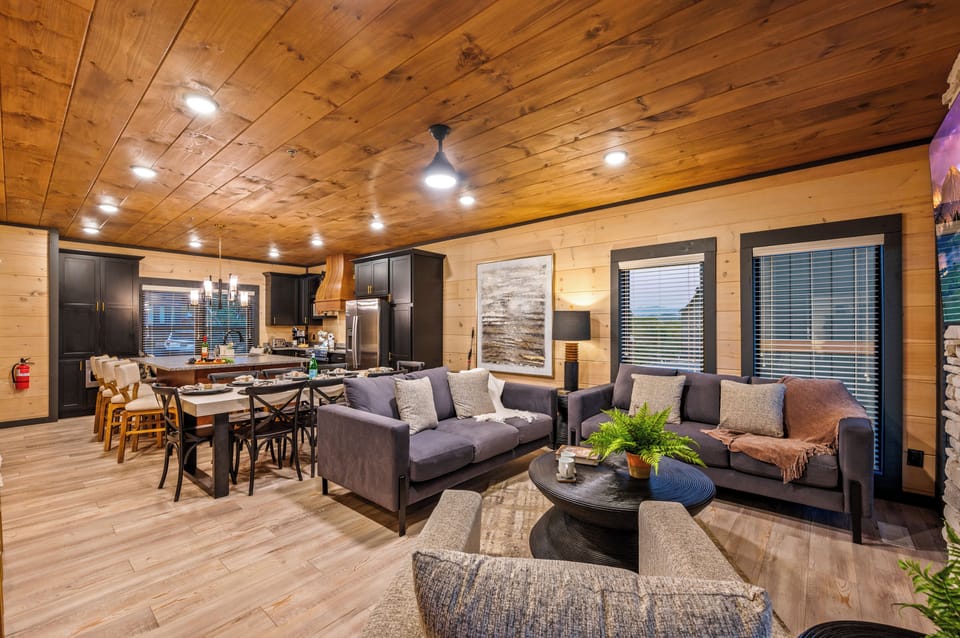 Spacious living room at the cabin. Perfect for your getaway