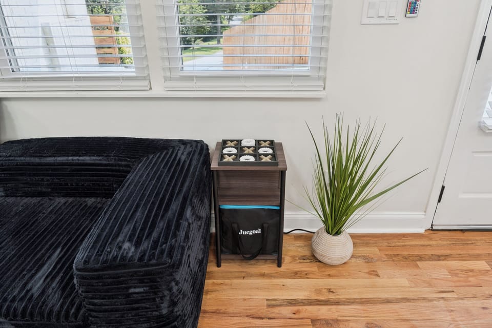 GameRoom w/Foosball,AirHockey,ShuffleBoard,GiantJenga,TicTacToe,smart TV,seating