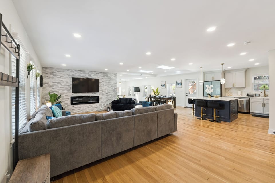 Open concept LivingRoom w/ TV,Kitchen w/ island,new appliances,Dining -MainLevel