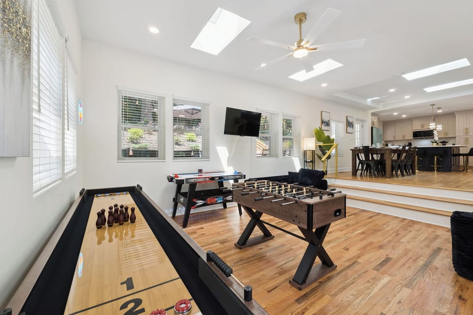 GameRoom w/Foosball,AirHockey,ShuffleBoard,GiantJenga,TicTacToe,smart TV,seating
