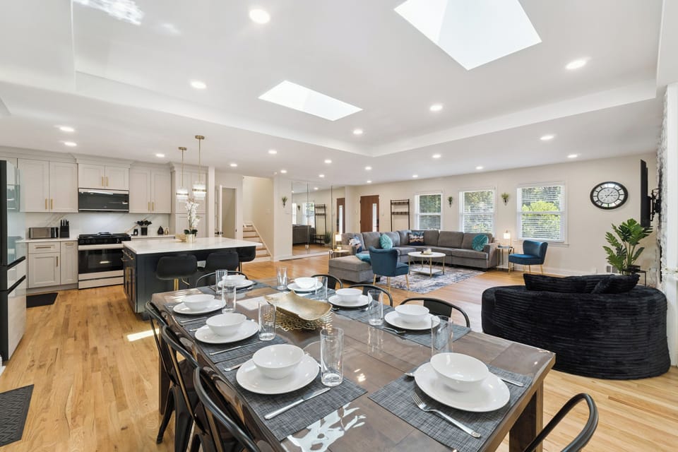 Open concept LivingRoom w/ TV,Kitchen w/ island,new appliances,Dining -MainLevel