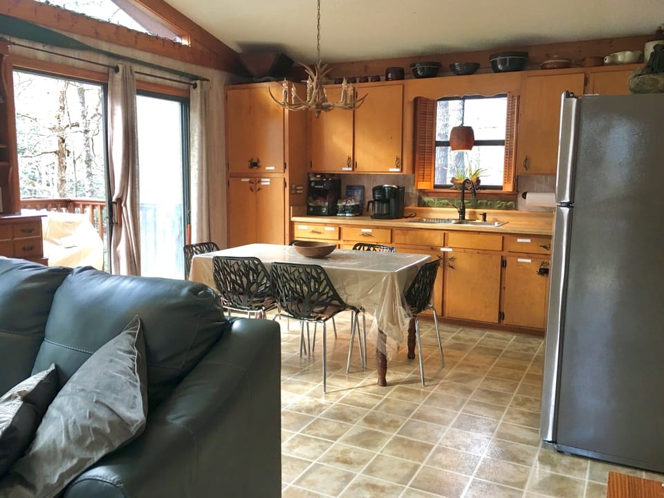 Kitchen dining area