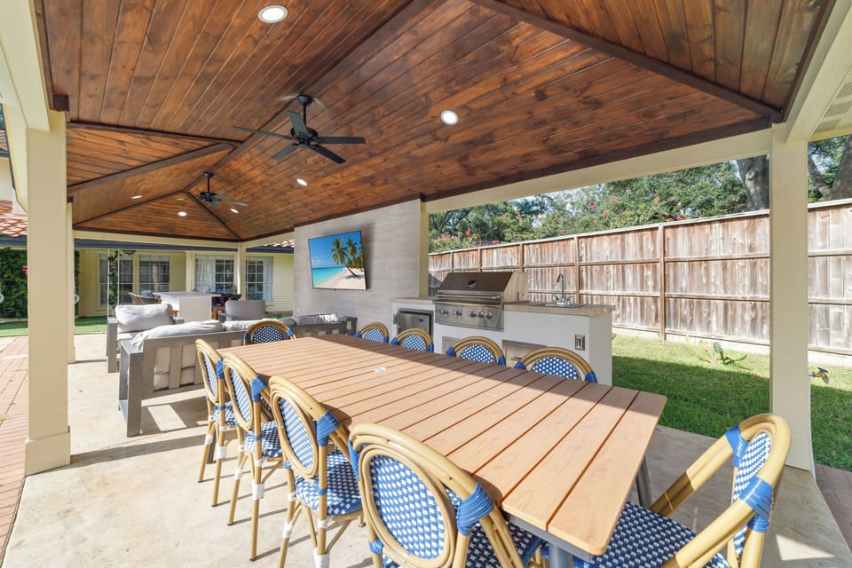 Outdoor dining