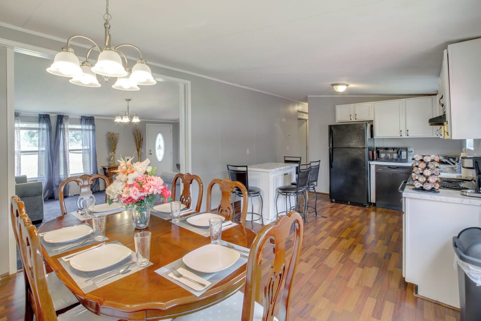 Kitchen & Dining Area | Dishware & Flatware Provided