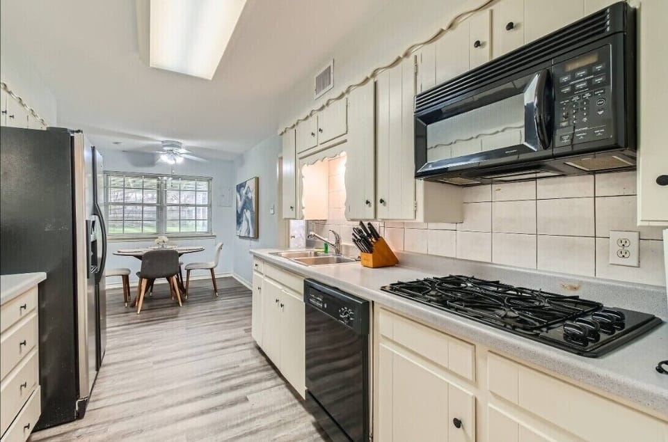 Cook, eat, and enjoy in this cheerful kitchen.