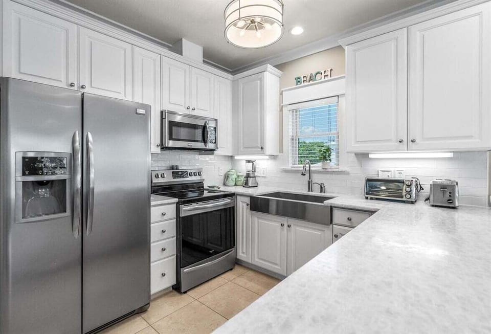 Fully equipped gourmet kitchen